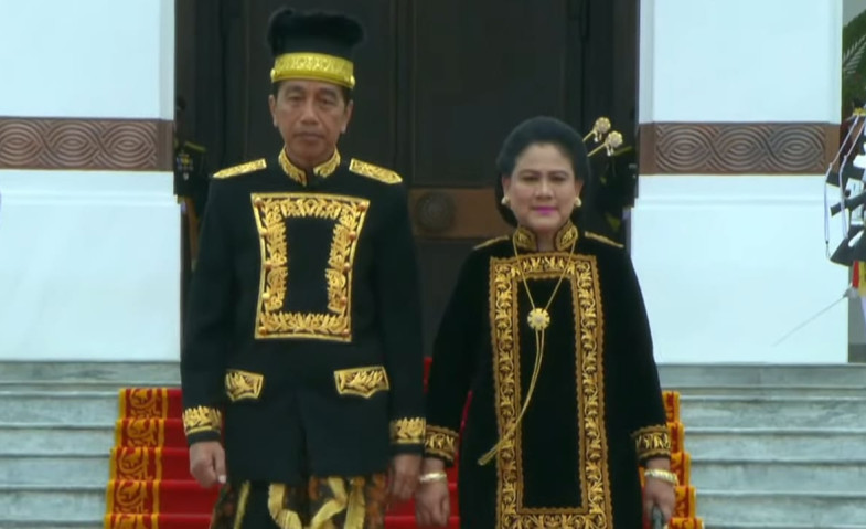 Mengenal Adat Kustin Yang Di Kenakan Presiden Jokowi