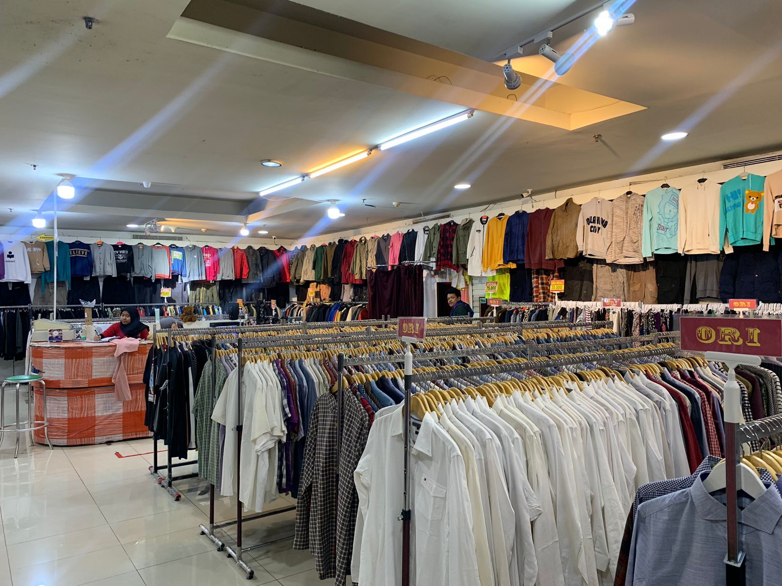 Thrifting Baju Branded: Rahasia Mendapatkan Harga Terbaik