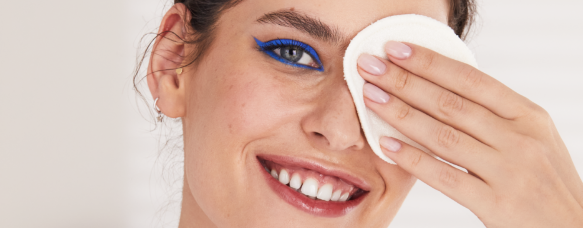 Tips Membersihkan Makeup Waterproof Untuk Kulit Sensitif