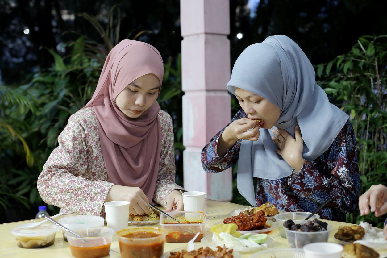 Makna Di Balik Makan Dengan Tangan Kanan