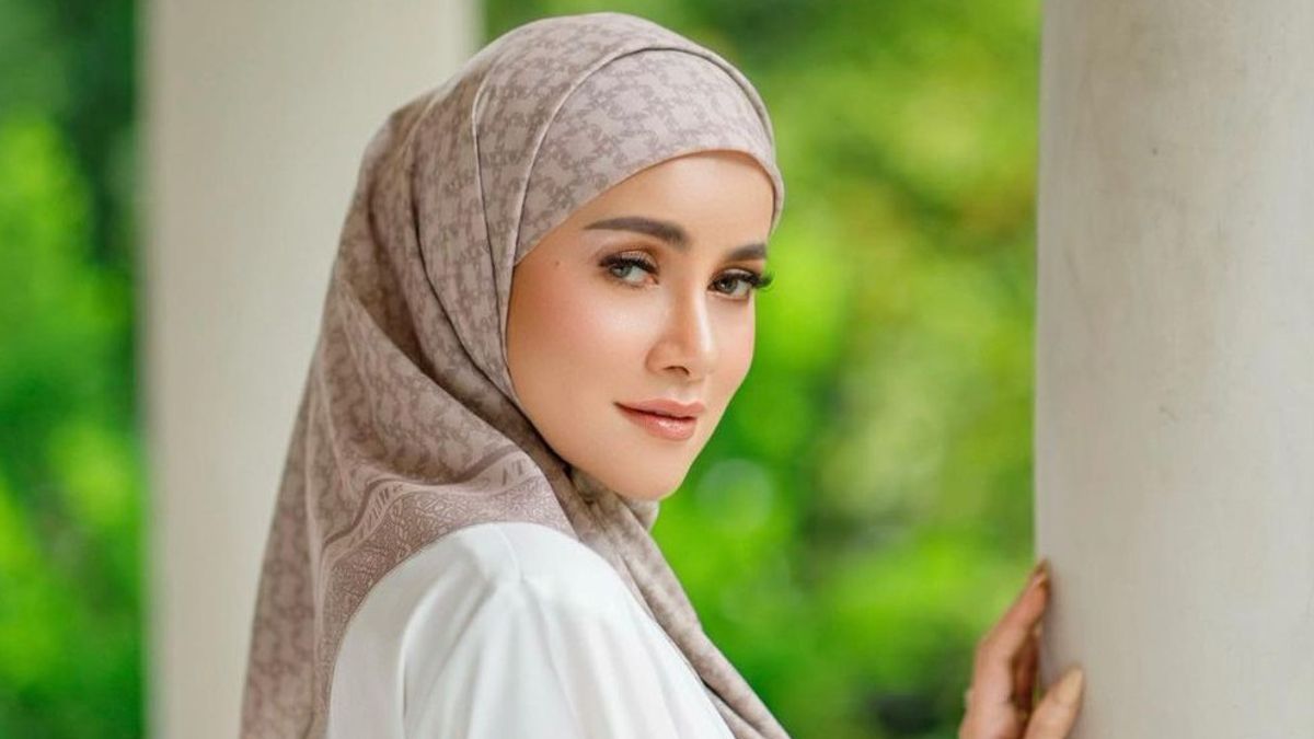 Lepas Hijab, Olla Ramlan Mengundang Perhatian Publik