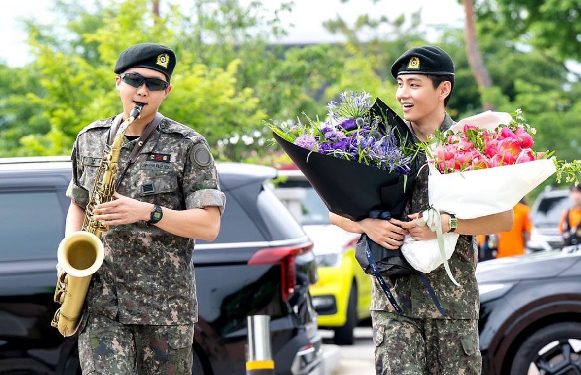 RM Dan V BTS Resmi Selesai Wamil, Di Sambut Antusias Fans