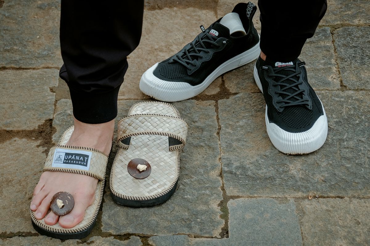 Menelisik Alasan Pakai Sandal Upanat Oleh Wisatawan Borobudur