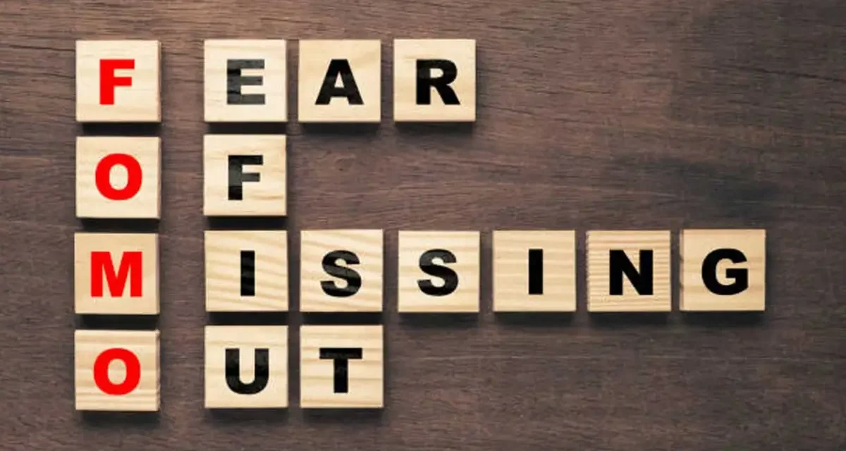 Fenomena FOMO: Kenapa Kita Takut Ketinggalan Tren?