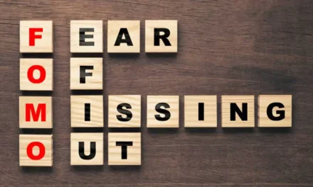 Fenomena FOMO: Kenapa Kita Takut Ketinggalan Tren?