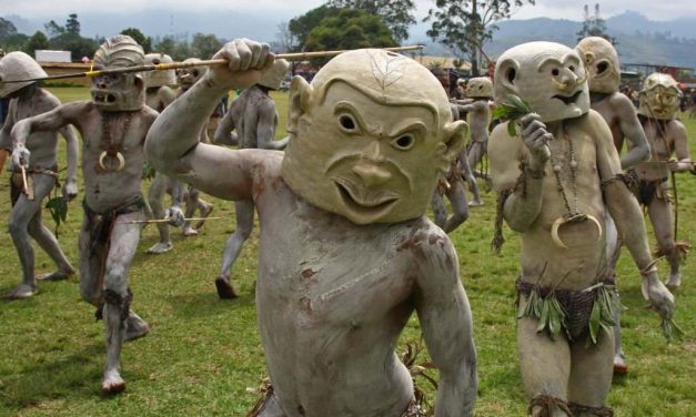 Fakta Unik Suku Asaro Dan Rahasia Di Balik Topeng Lumpur