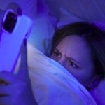 Efek Blue Light, Menatap Layar Seharian? Ini Risikonya