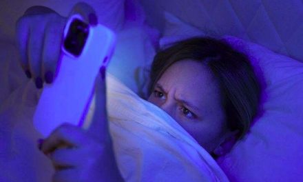 Efek Blue Light, Menatap Layar Seharian? Ini Risikonya