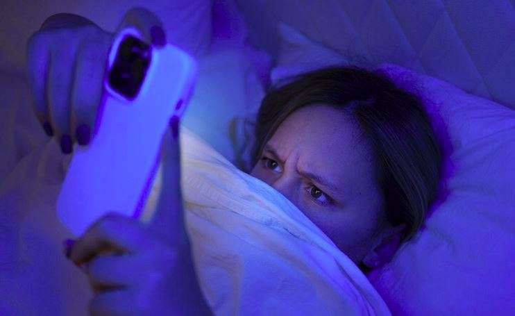 Efek Blue Light, Menatap Layar Seharian? Ini Risikonya