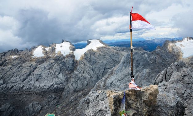 Carstensz Pyramid Gunung Tertinggi Di Indonesia